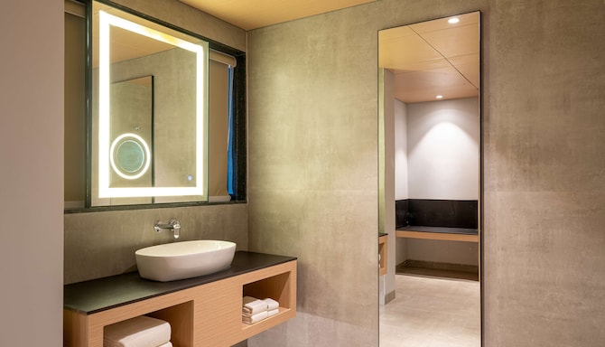 Radisson Resort Hatgad Saputara - Villa bathroom