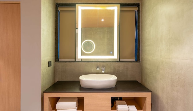 Radisson Resort Hatgad Saputara - Villa bathroom