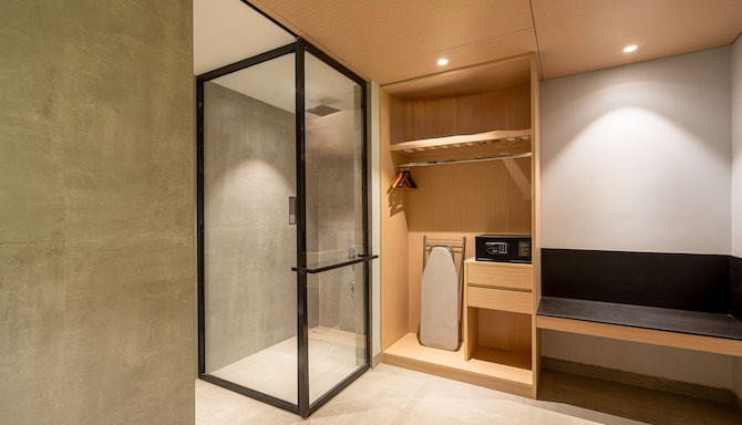 Radisson Resort Hatgad Saputara - Villa amenities and bathroom