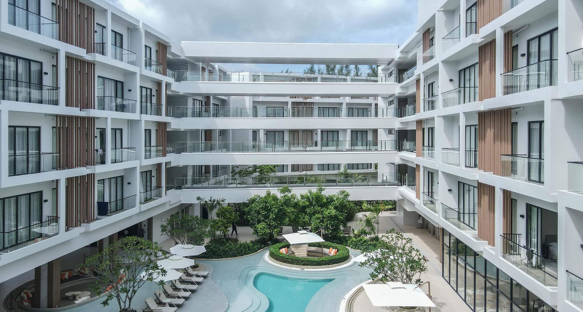 Radisson Resort Layan Phuket - Pool lounge