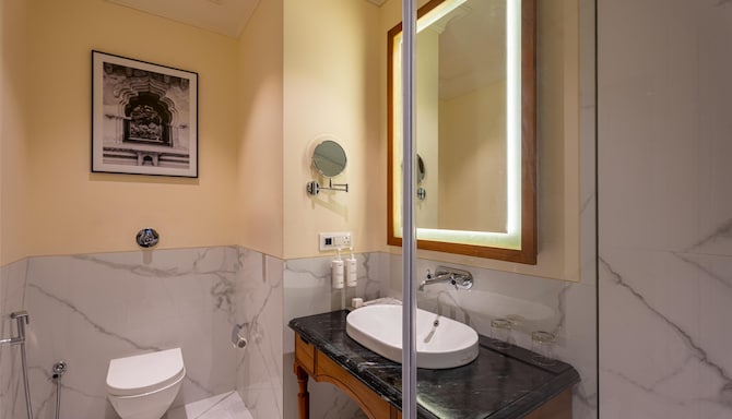 Radisson Resort Mount Abu - Guest Room Bath