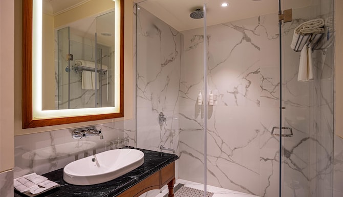 Radisson Resort Mount Abu - Family Room Bathroom