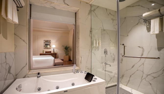 Radisson Resort Mount Abu - Executive Suite Bathroom