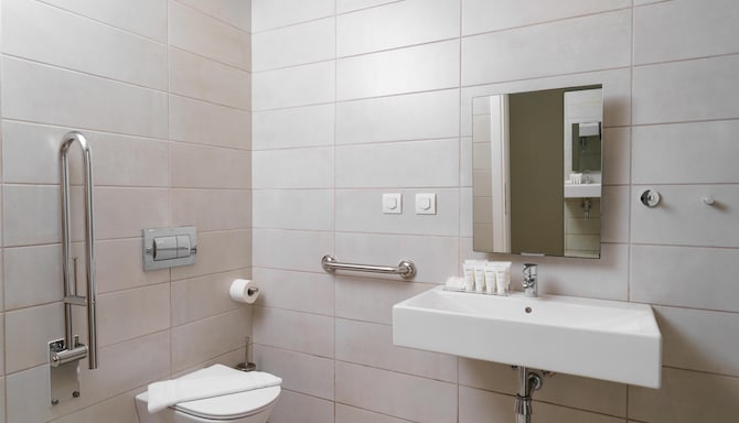 Radisson Resort Plaza Skiathos - Guest room bathroom  - accessible