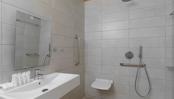 Radisson Resort Plaza Skiathos - Guest room Bathroom Accessible