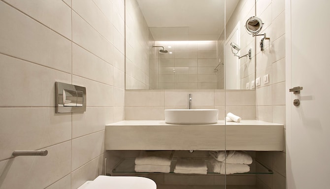 Radisson Resort Plaza Skiathos - Guest room bathroom