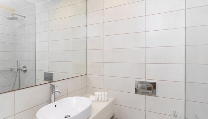 Radisson Resort Plaza Skiathos - Guest Room Bathroom