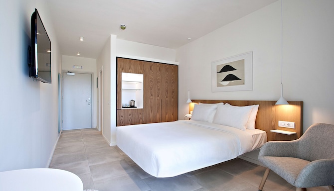 Radisson Resort Plaza Skiathos - Guest room with inland view or sea view