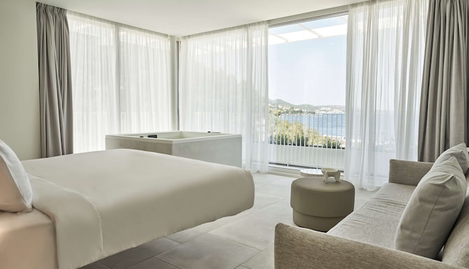 Radisson Resort Plaza Skiathos - Rooftop Suite with whirlpool bath
