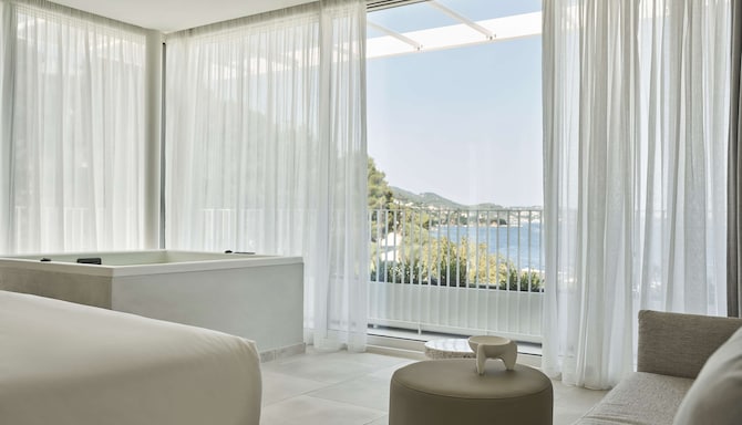 Radisson Resort Plaza Skiathos - Rooftop Suite with whirlpool bath