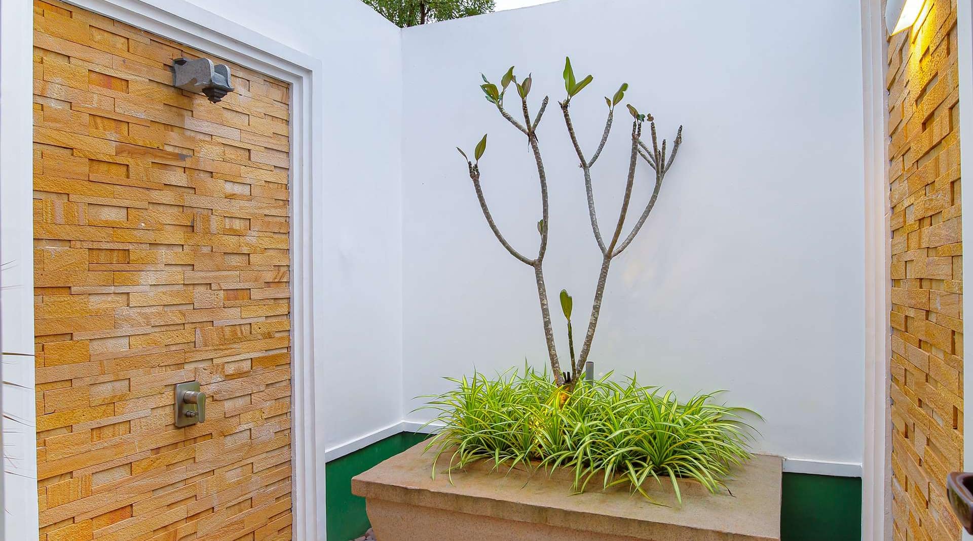 Radisson Resort Pondicherry Bay - Chalet outdoor shower