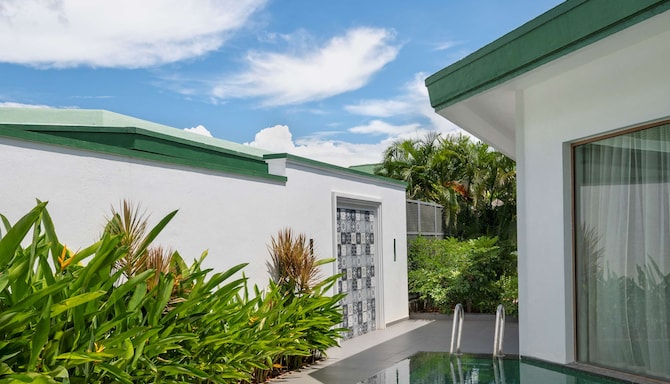 Radisson Resort Pondicherry Bay - Floating Breakfast