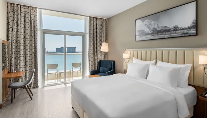 Radisson Resort Ras Al Khaimah Marjan Island - Standard Room with Balcony with sea view & balcony