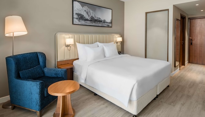 Radisson Resort Ras Al Khaimah Marjan Island - Standard Room with Balcony with sea view & balcony