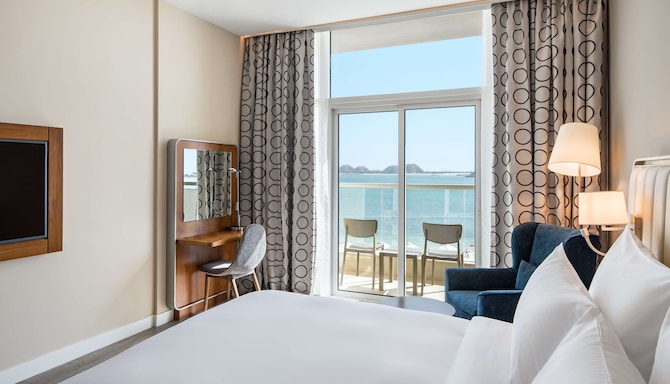 Radisson Resort Ras Al Khaimah Marjan Island - Premium Room with sea view & balcony