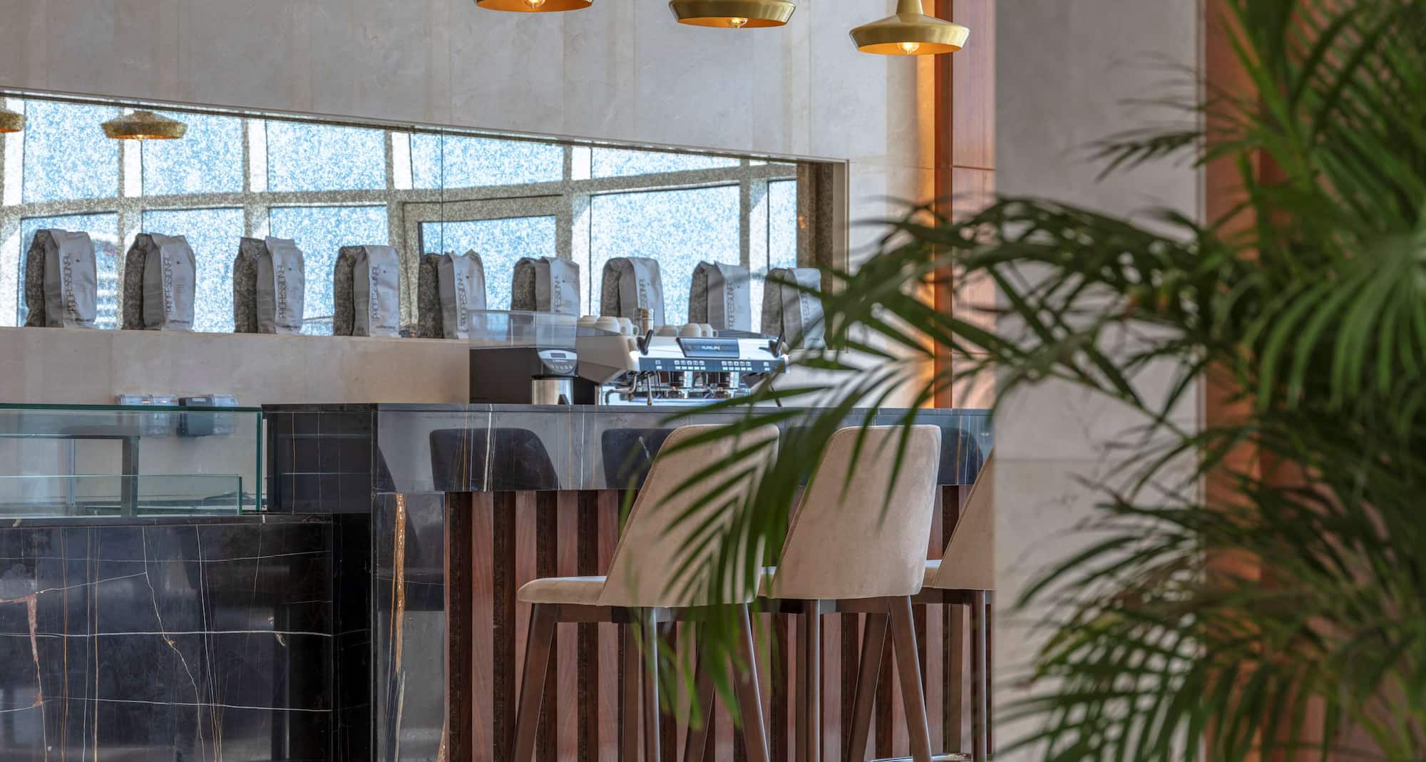 Radisson Resort Ras Al Khaimah Marjan Island - кафе BakeHouse в фойе