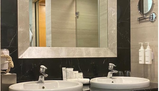 Radisson Resort & Spa Kandla - Suite Bathroom