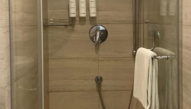 Radisson Resort & Spa Kandla - Suite Bathroom