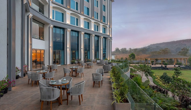 Radisson Resort and Spa Khopoli - Courtyard