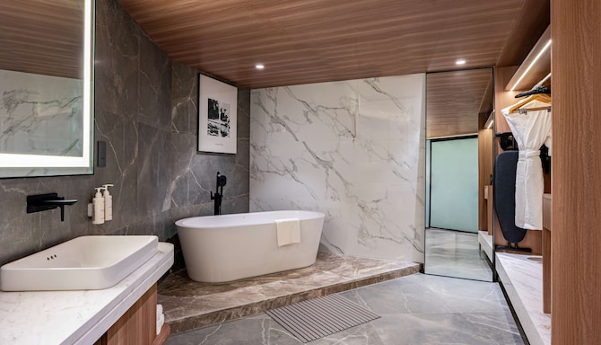 Radisson Resort & Spa Khopoli - Presidential Suite Bathroom