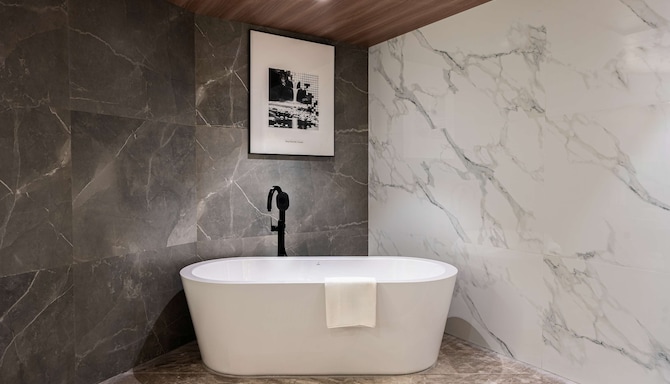 Radisson Resort & Spa Khopoli - Presidential Suite Bathroom