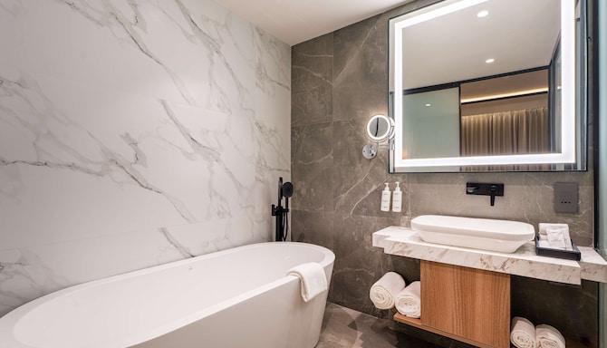 Radisson Resort & Spa Khopoli - Premium Suite Bathroom