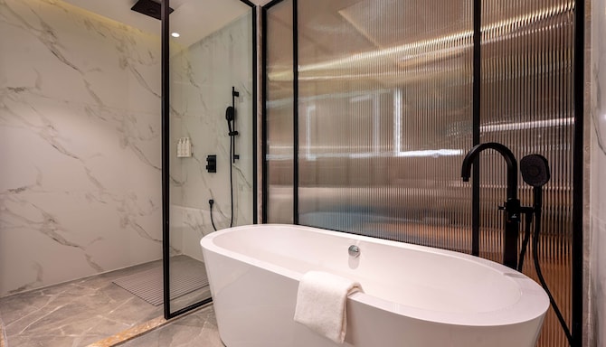 Radisson Resort & Spa Khopoli - Studio Suite Bathroom