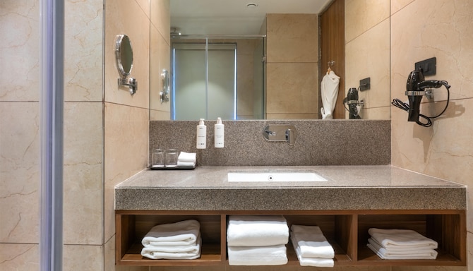 Radisson Resort & Spa Sasan Gir - Superior Room Bathroom