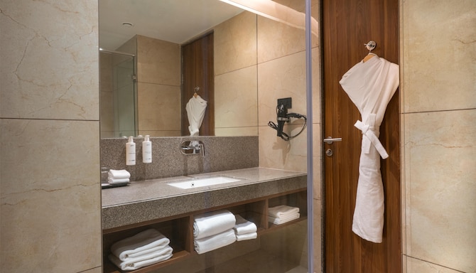 Radisson Resort & Spa Sasan Gir - Superior Room Bathroom