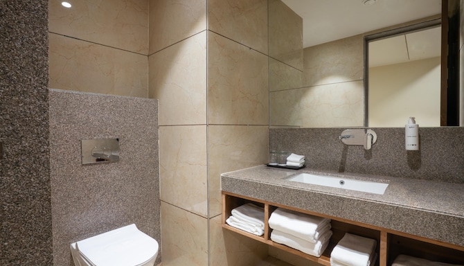Radisson Resort & Spa Sasan Gir - Executive Suite Bathroom