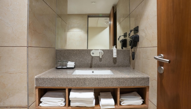 Radisson Resort & Spa Sasan Gir - Executive Suite Bathroom
