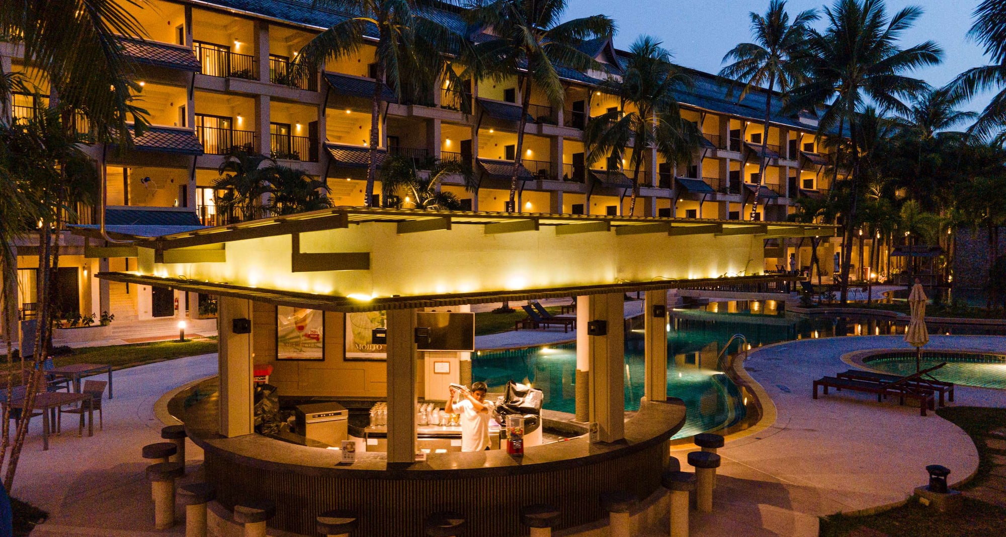 Radisson Resort & Suites Phuket - Pool bar