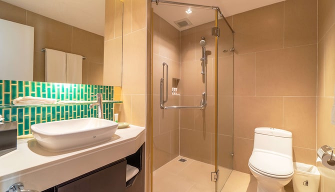 Radisson Resort & Suites Phuket - Suite bathroom