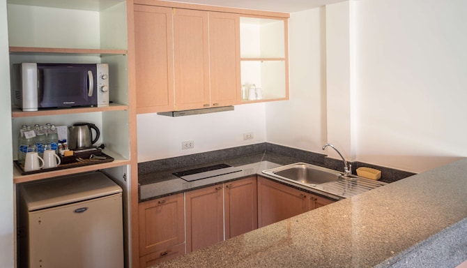 Radisson Resort & Suites Phuket - 3 Bedroom Premium Suite kitchenette