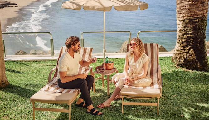 Radisson Rewards Brand - Couple enjoying an exclusive area - Rewards