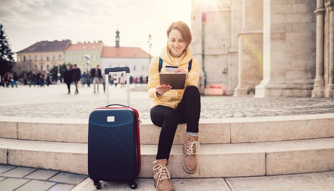 Бренд Radisson Rewards — путешествующая женщина