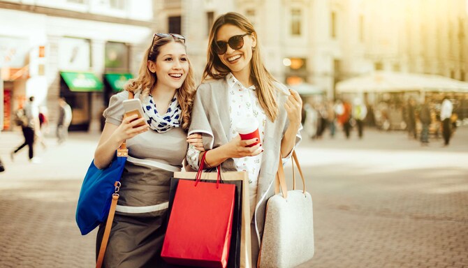 Radisson Rewards Brand - Friends shopping