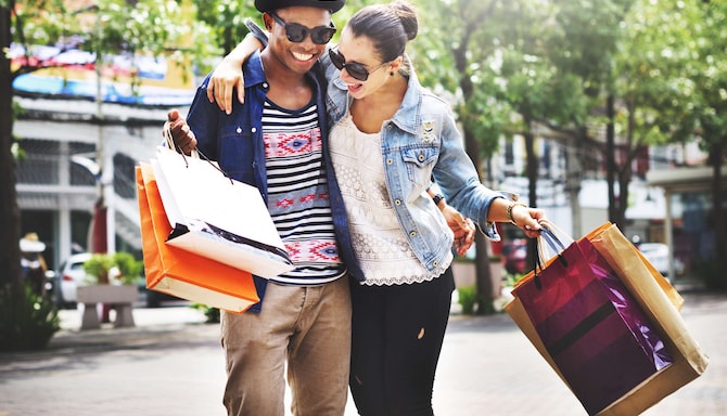 Radisson Rewards - Couple shopping