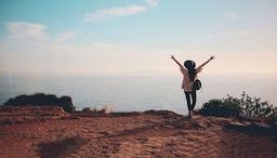 العلامة التجارية Radisson Rewards - امرأة على حافة منحدر