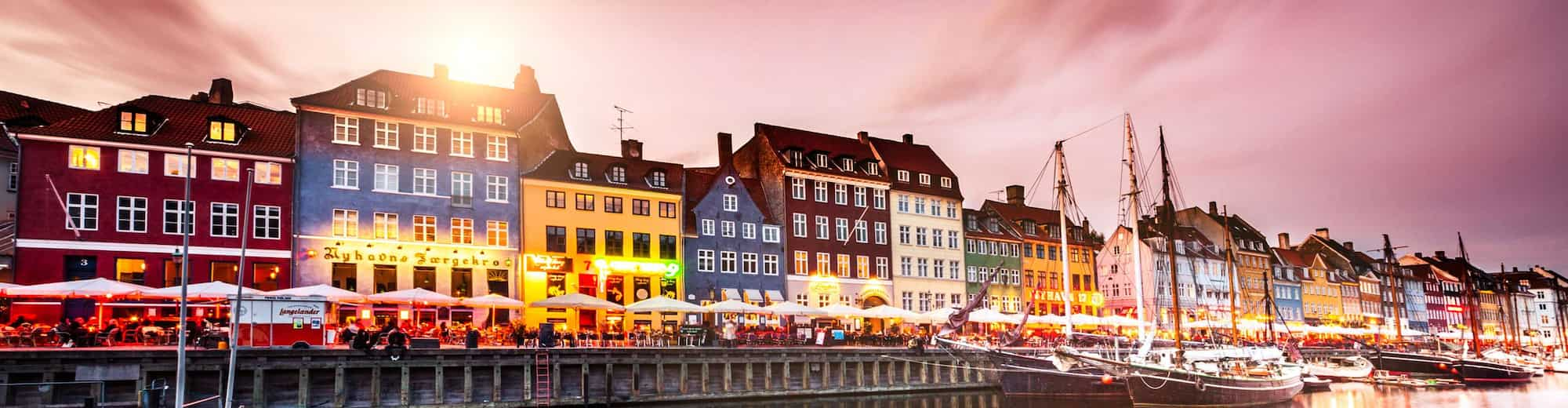 Stadtblick auf Häuser am Kanal in Kopenhagen bei Dämmerung