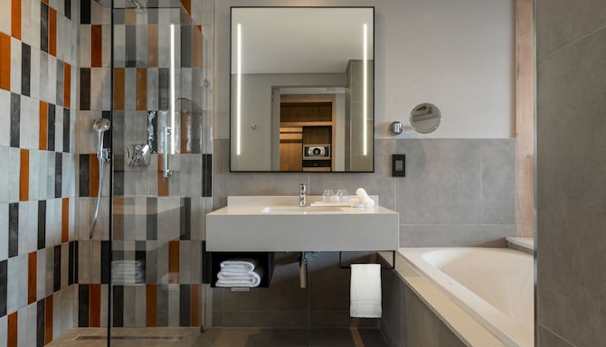 Radisson Safari Hotel Hoedspruit - Superior Room Bathroom - Drakensberg Mountain View
