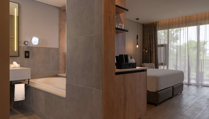Radisson Safari Hotel Hoedspruit - Superior Room - Drakensberg Mountain View