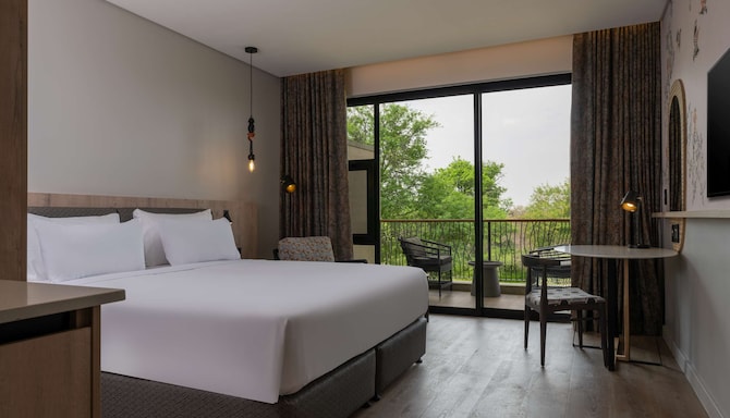 Radisson Safari Hotel Hoedspruit - Superior Room - Drakensberg Mountain View
