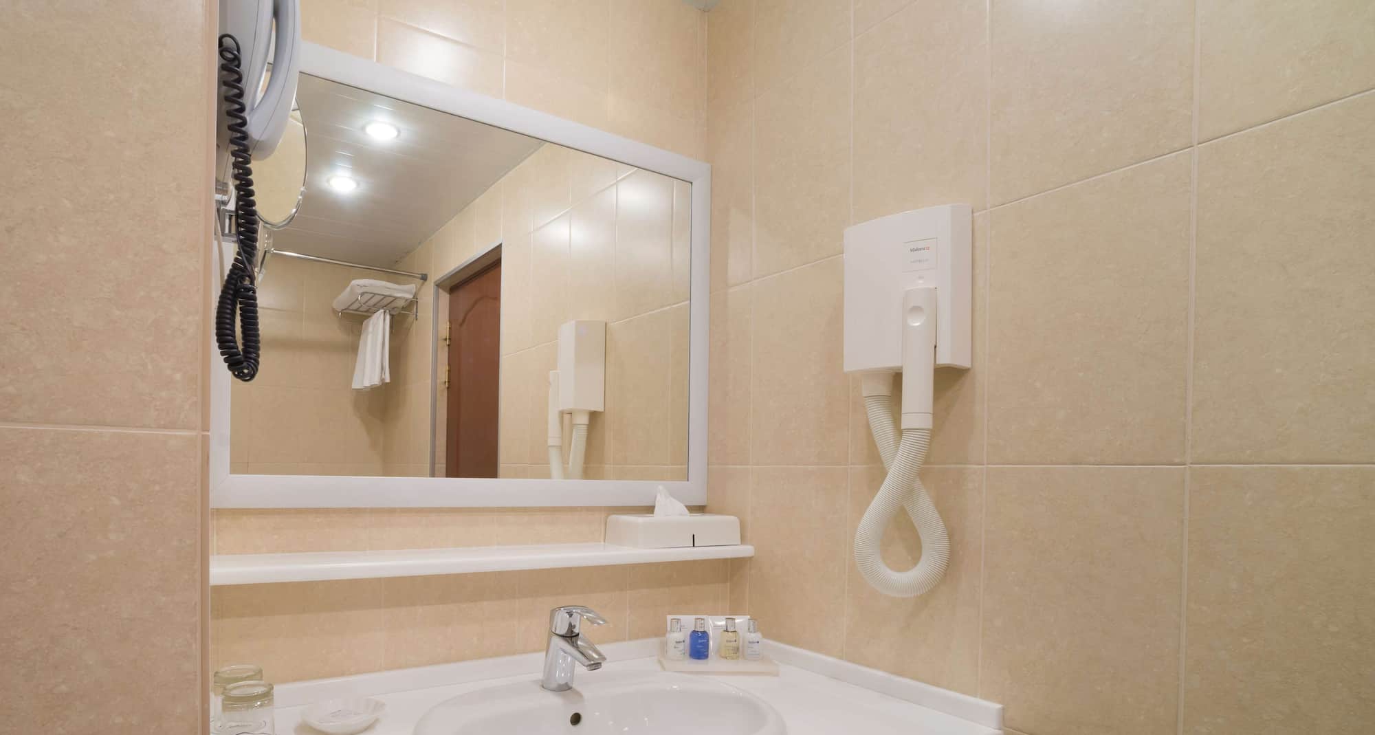 Radisson Slavyanskaya Hotel and Business Centre, Moscow - Guest room bathroom