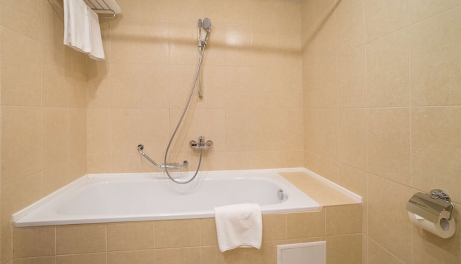 Radisson Slavyanskaya Hotel and Business Centre, Moscow - Guest room bathroom