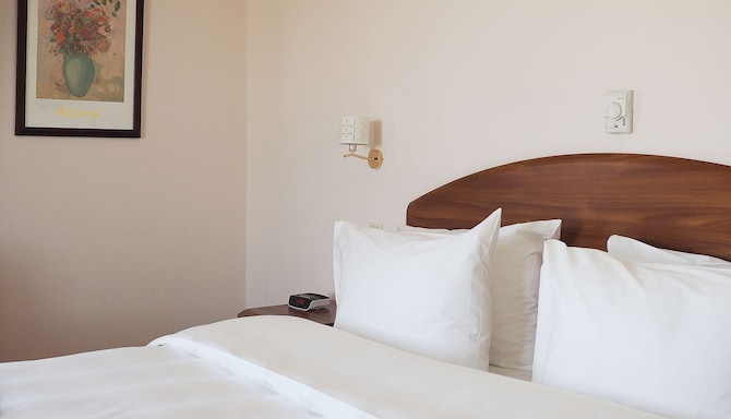 Radisson Slavyanskaya Hotel and Business Centre, Moscow - Guest Room bed