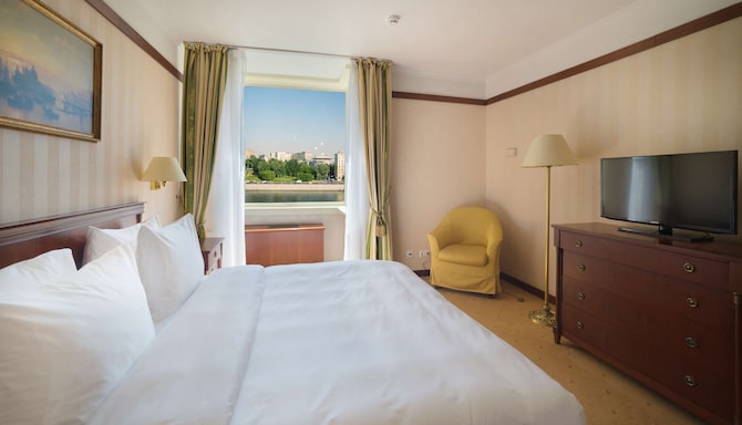Radisson Slavyanskaya Hotel and Business Centre, Moscow - спальня в люксе