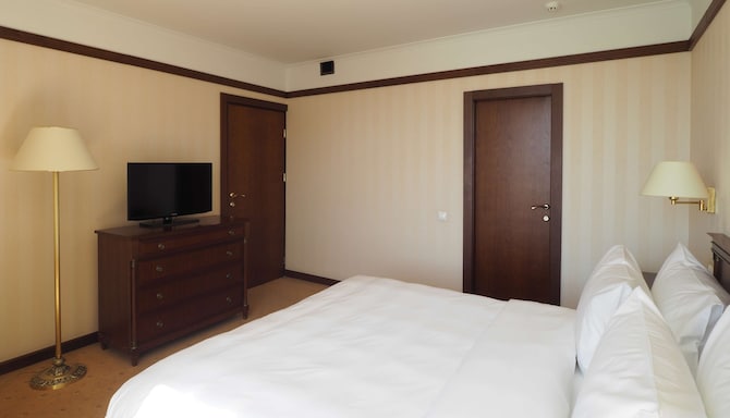 Radisson Slavyanskaya Hotel and Business Centre, Moscow - Bedroom in Suite