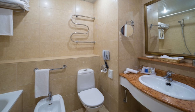 Radisson Slavyanskaya Hotel and Business Centre, Moscow - Suite bathroom