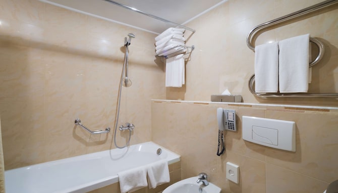 Radisson Slavyanskaya Hotel and Business Centre, Moscow - Suite bathroom